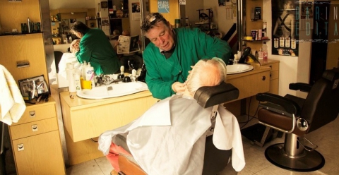 Bari, quando il barbiere veniva chiamato "fasulo": �Prendevamo in giro quelli pi� alla buona�